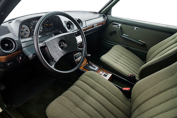 Mercedes-Benz 230 CE 12 of 23