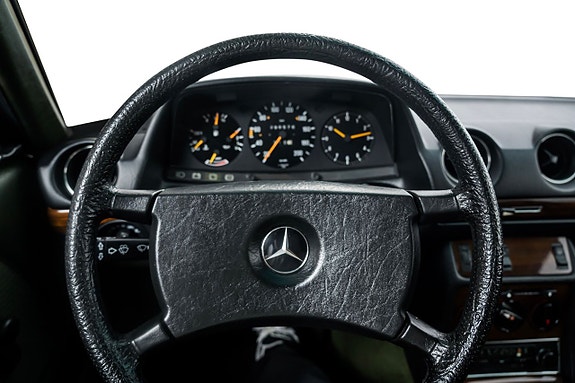 Mercedes-Benz 230 CE 13 of 23