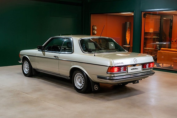Mercedes-Benz 230 CE 3 of 5