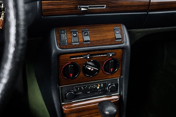 Mercedes-Benz 230 CE 16 of 23