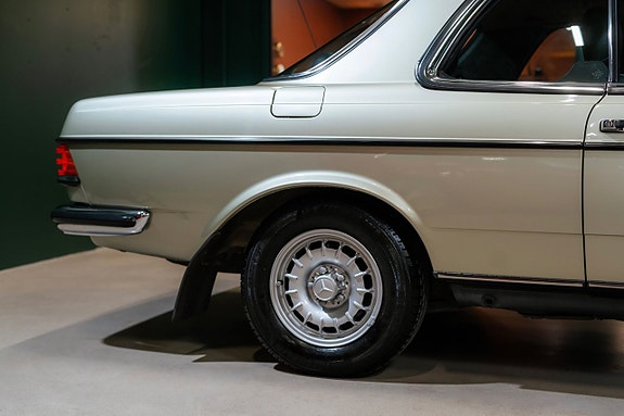 Mercedes-Benz 230 CE 6 of 23
