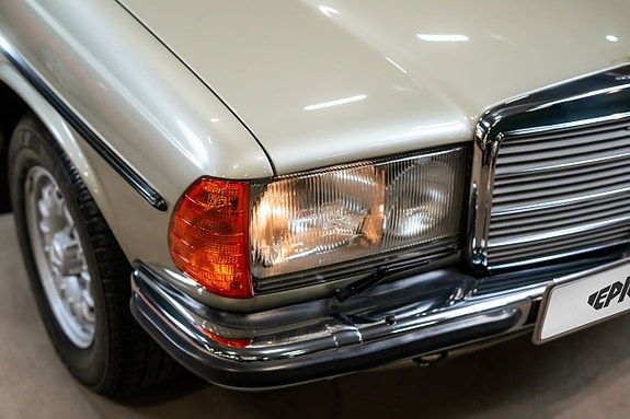Mercedes-Benz 230 CE 9 of 23