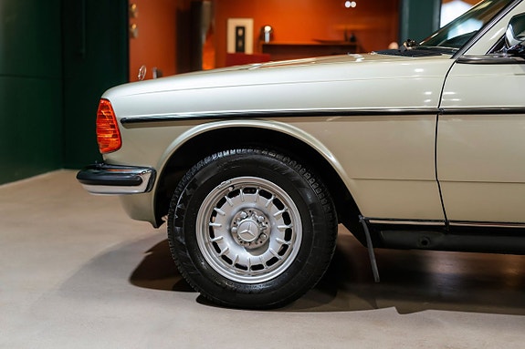 Mercedes-Benz 230 CE 5 of 5