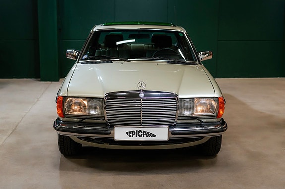 Mercedes-Benz 230 CE 7 of 23