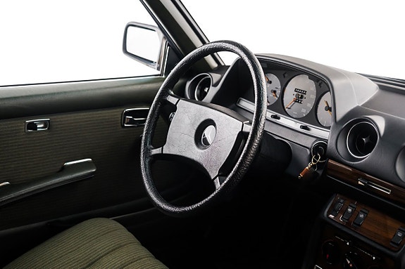 Mercedes-Benz 230 CE 19 of 23