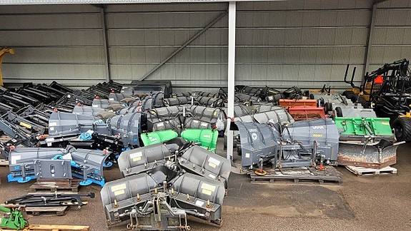 Snöplogar / Vikplogar / Sandspridare / Snöredskap