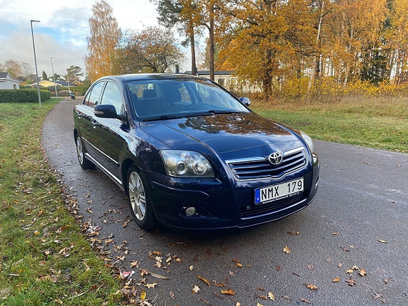 Toyota Avensis 2 of 5