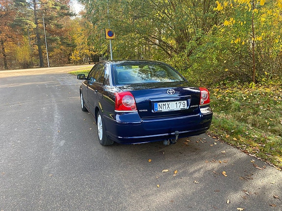 Toyota Avensis 4 of 5