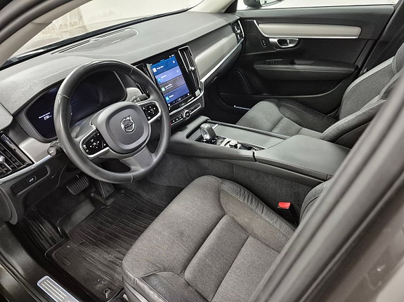 Volvo V90 Cross Country 2 of 5