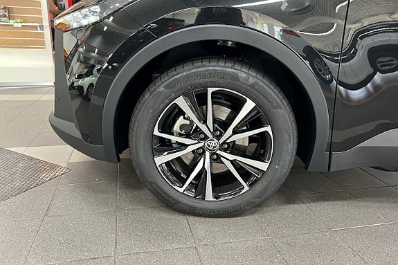 Toyota C-HR 6 of 12