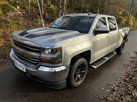 Chevrolet Silverado 1500 2 of 5