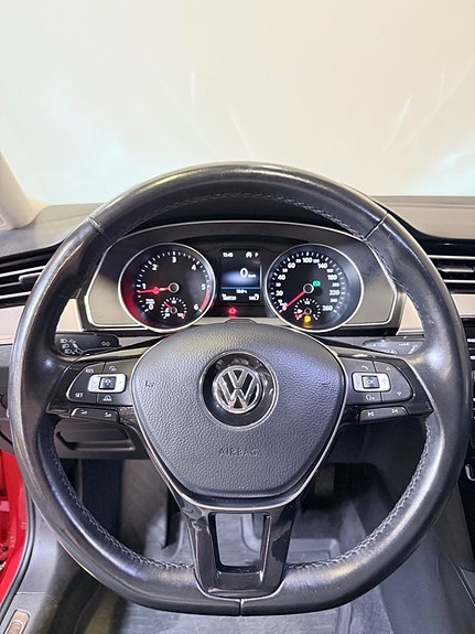 Volkswagen Passat 7 of 13