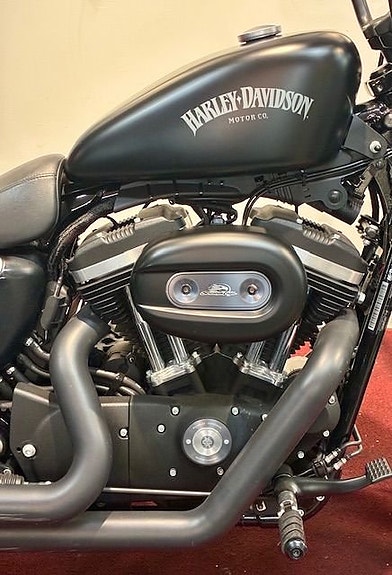 Harley-Davidson XL883N Sportster "IRON" Bobber 2 of 5