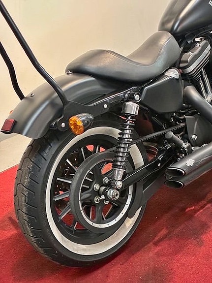 Harley-Davidson XL883N Sportster "IRON" Bobber 3 of 5