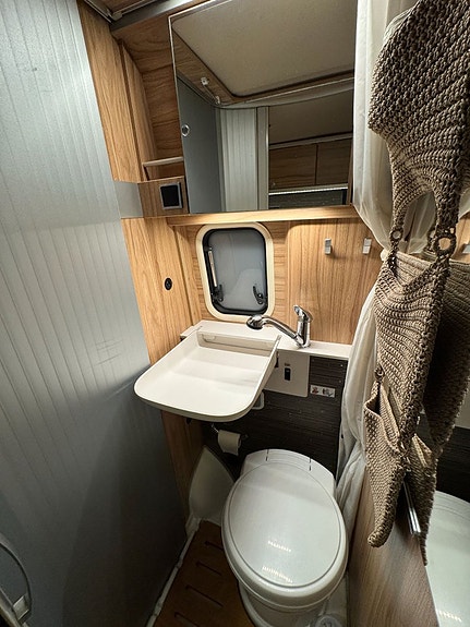 Hymer Sierra Nevada 150HK Fransk bädd & pop-up tak! Dragkrok KAMPANJ RÄNTA 3,95% 12 of 25