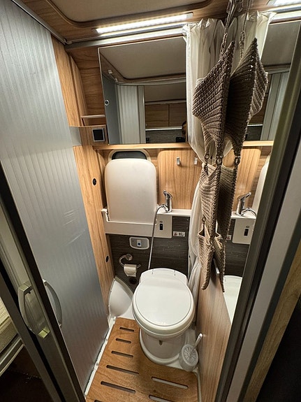 Hymer Sierra Nevada 150HK Fransk bädd & pop-up tak! Dragkrok KAMPANJ RÄNTA 3,95% 11 of 25