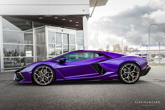 Lamborghini Revuelto 18 of 26