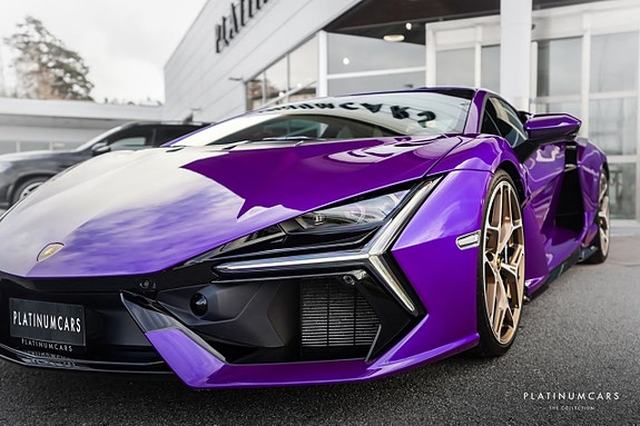 Lamborghini Revuelto 19 of 26