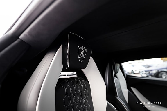 Lamborghini Revuelto 17 of 26