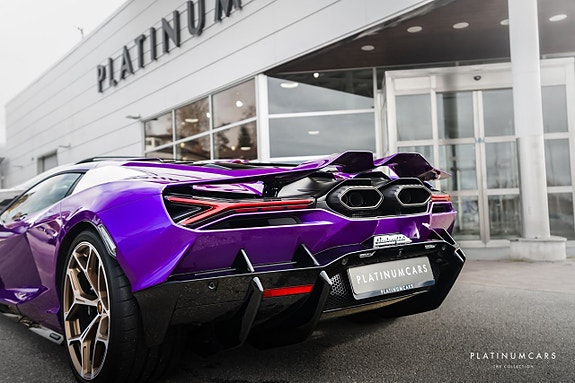 Lamborghini Revuelto 20 of 26