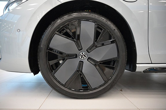 Volkswagen Passat 9 of 27