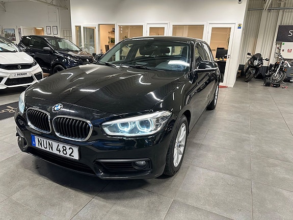 BMW 118i 2 of 5