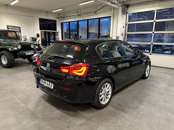 BMW 118i 4 of 5
