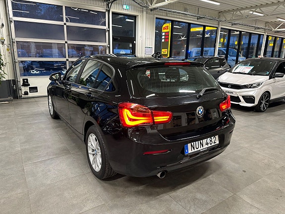 BMW 118i 3 of 5