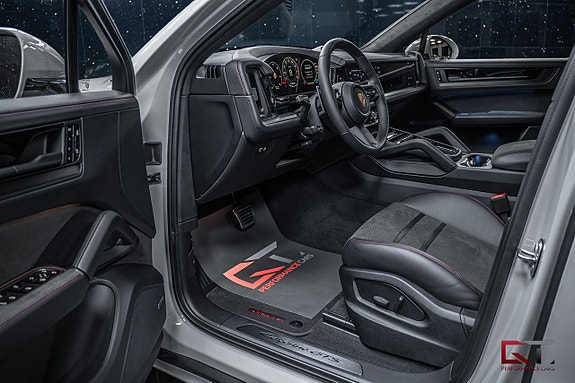 Porsche Cayenne 10 of 26