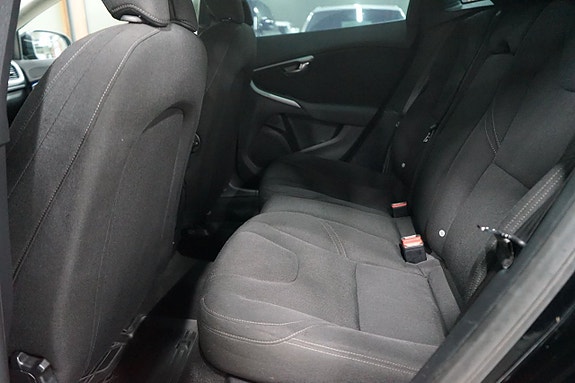 Volvo V40 12 of 16