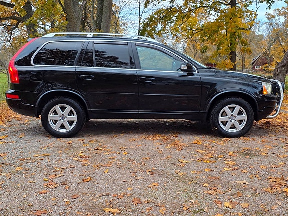 Volvo XC90 2 of 12