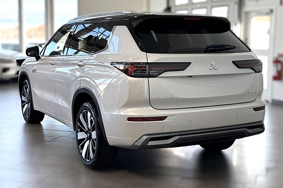 Mitsubishi Outlander 2 of 18