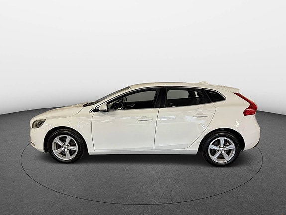 Volvo V40 2 of 22
