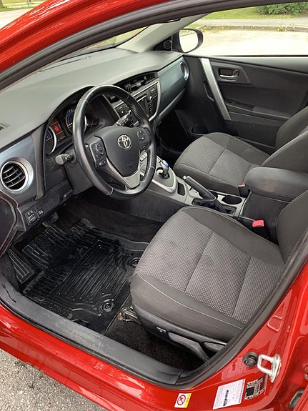 Toyota Auris 7 of 15