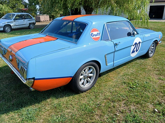Ford Mustang 8 of 16
