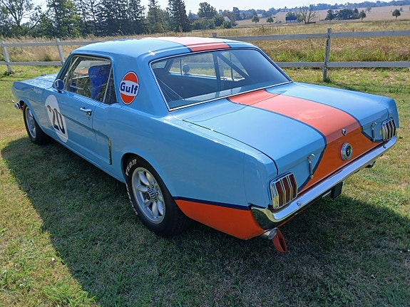 Ford Mustang 4 of 5