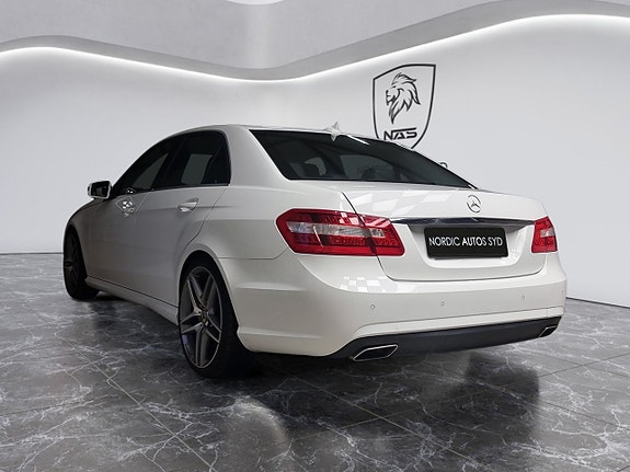 Mercedes-Benz E220 3 of 5