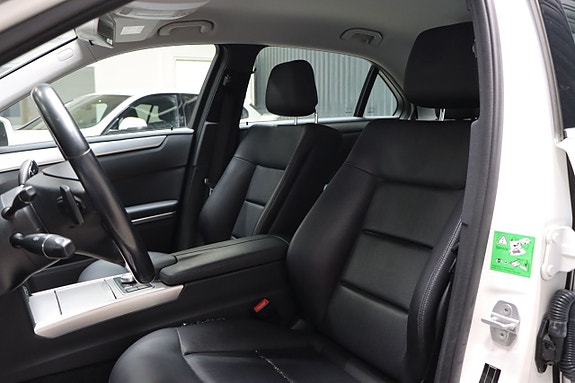 Mercedes-Benz E220 13 of 17