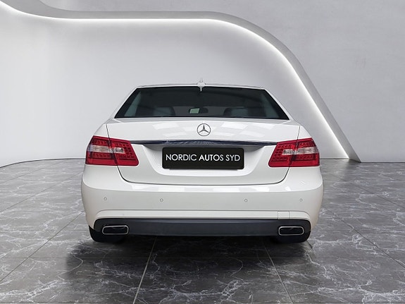 Mercedes-Benz E220 4 of 5
