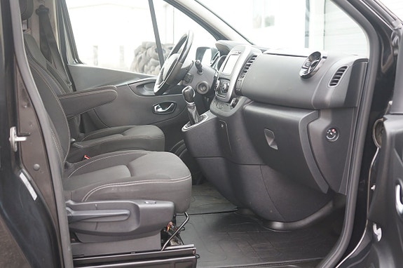Nissan NV300 7 of 12