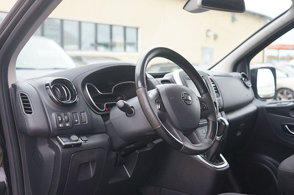 Nissan NV300 8 of 12
