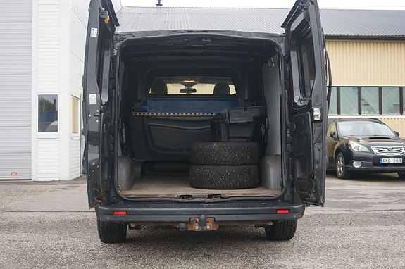 Nissan NV300 4 of 5