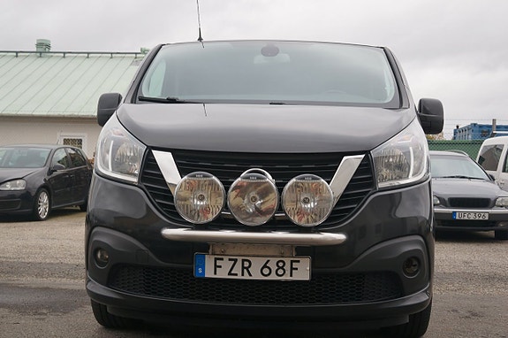 Nissan NV300 2 of 5