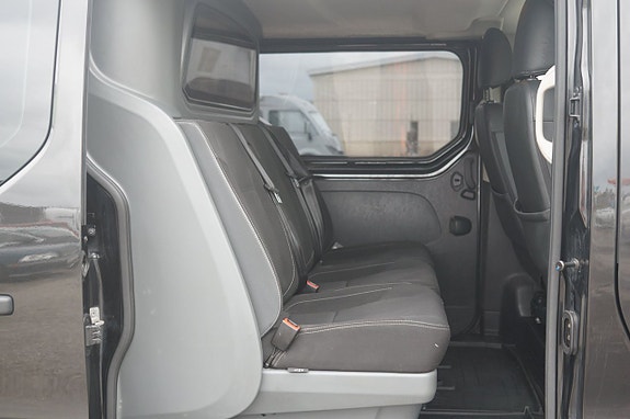 Nissan NV300 6 of 12