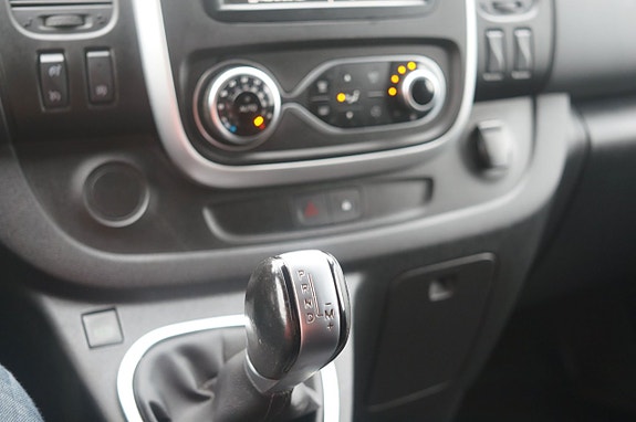 Nissan NV300 11 of 12