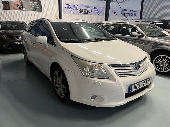 Toyota Avensis 2 of 5