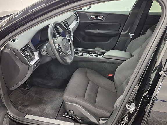 Volvo V60 Cross Country 2 of 5
