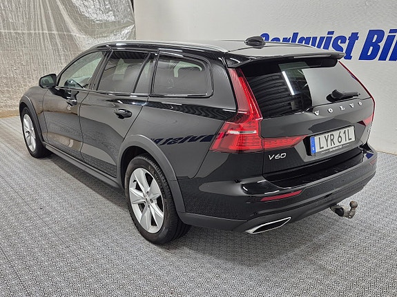 Volvo V60 Cross Country 3 of 5