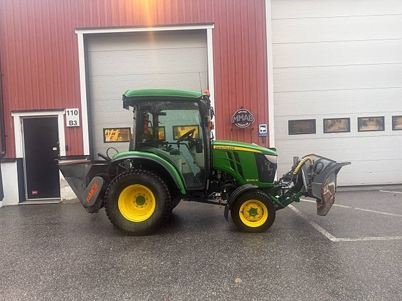 John Deere 3045R med vikplog och sandspridare, 1800 timmar