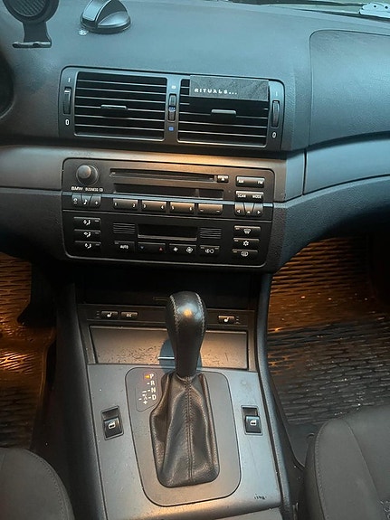 BMW 320i 9 of 17